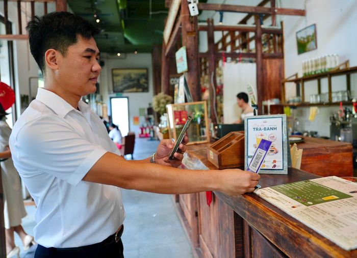 Các cửa hàng chủ động niêm yết mã QR thanh toán. Ảnh: NS