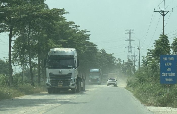 Tuyến đường 421B luôn trong tình trạng có nhiều xe tải trọng lớn lưu thông. Ảnh: PV