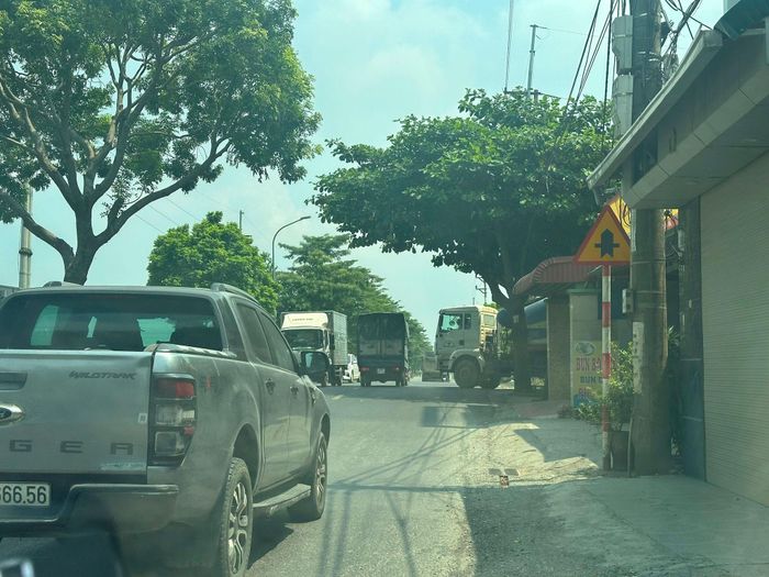 Điểm sang đường của học sinh thôn Thái Thượng Khê, Đĩnh Tú để đến trường luôn có rất đông phương tiện lưu thông, nếu không có hệ thống đèn tín hiệu, rất dễ xảy ra xung đột, va chạm giao thông. Ảnh: PV