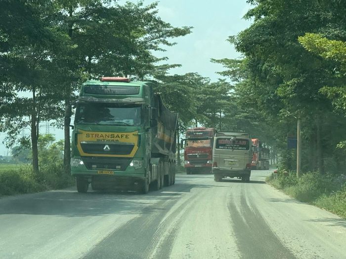 Với lưu lượng xe lưu thông lớn như hiện nay, tuyến đường 421B cần giải pháp hữu hiệu để bảo đảm an toàn giao thông trên toàn tuyến. Ảnh: PV
