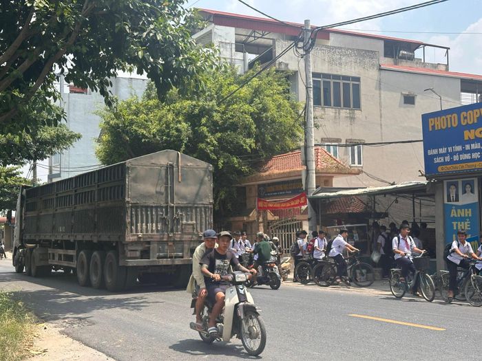 Lượng xe ô tô có tải trọng lớn lưu thông thường xuyên tất cả các khung giờ trong ngày qua khu vực cụm 3 trường học ở xã Kiều Phú khiến các phụ huynh không yên tâm. Ảnh: PV
