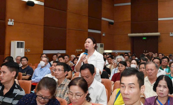 UBND phường Bạch Mai đã tổ chức đối thoại với người dân về cơ chế chính sách giải phóng mặt bằng thực hiện Dự án đầu tư trục cảnh quan Quốc lộ 1A gắn với chỉnh trang, tái thiết đô thị. Ảnh: Linh Chi