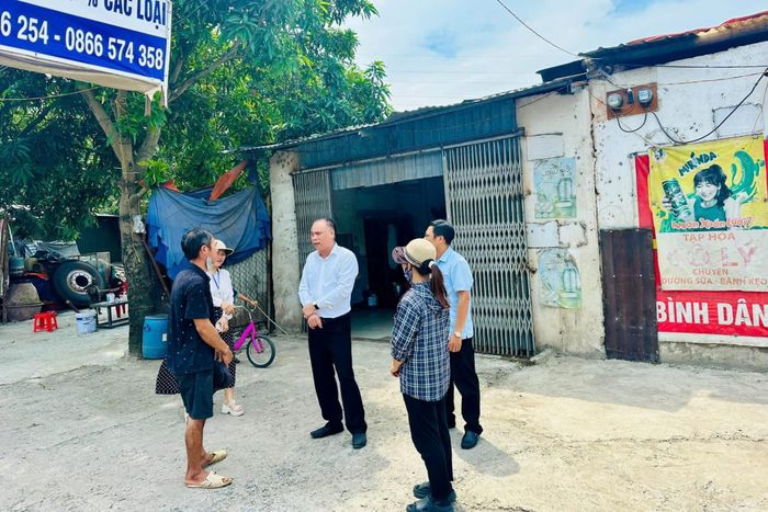 Lãnh đạo xã Đan Phượng trao đổi trực tiếp với người dân để nắm bắt tâm tư, nguyện vọng. Ảnh: Xuân Trường