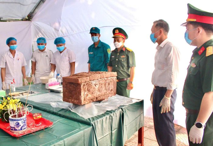 Cán bộ chuyên môn lấy mẫu hài cốt liệt sĩ tại Nghĩa trang liệt sĩ Thụy Hương phục vụ giám định ADN. Ảnh: Lan Oanh