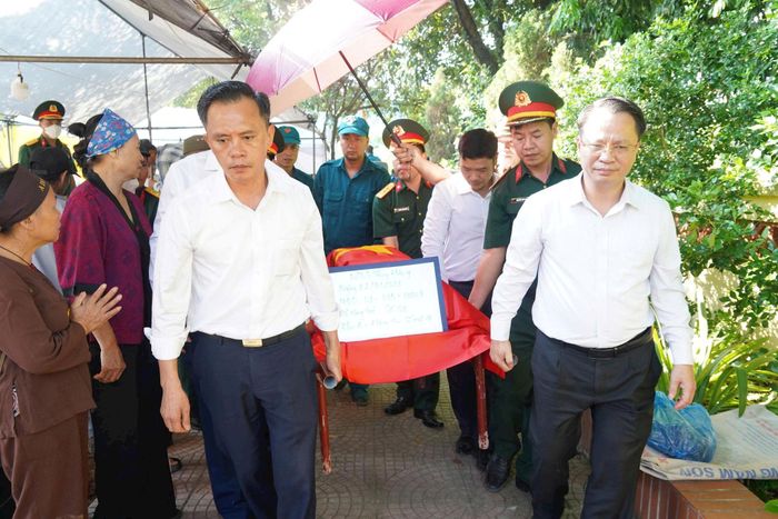 Hài cốt liệt sĩ được đưa đến khu vực lấy mẫu trong không khí trang nghiêm, thành kính. Ảnh: Lan Oanh