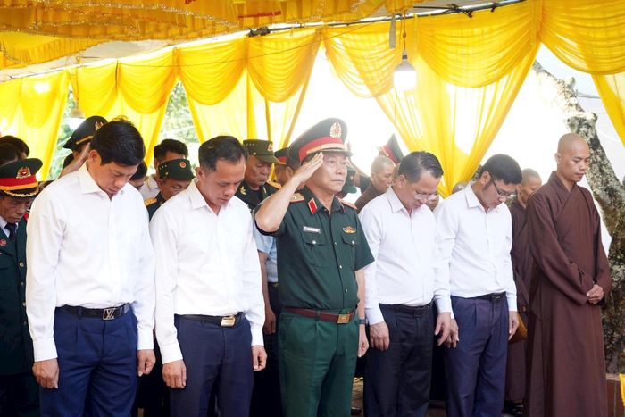 Thiếu tướng Nguyễn Khắc Nhân và lãnh đạo phường Chương Mỹ, đại diện các tầng lớp nhân dân trên địa bàn tưởng niệm các Anh hùng liệt sĩ tại Nghĩa trang liệt sĩ Thụy Hương trước khi thực hiện nhiệm vụ. Ảnh: Lan Oanh