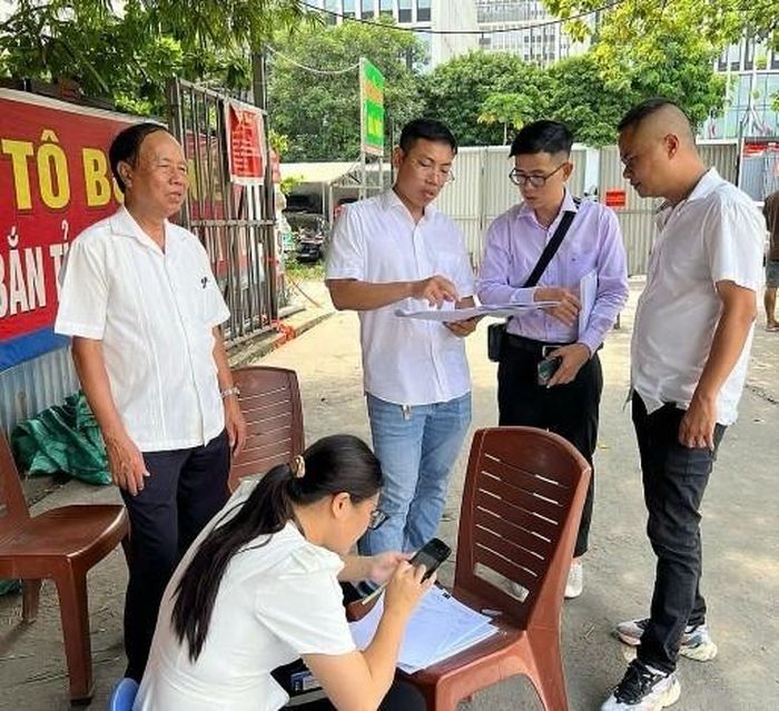 Các hòa giải viên tham gia tuyên truyền giải phóng mặt bằng trên địa bàn phường Nghĩa Đô. Ảnh: PV