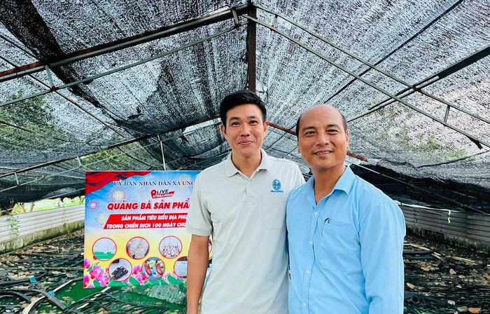 Ông Nguyễn Văn Báo, Giám đốc Hợp tác xã nuôi trồng thủy sản Báo Phương (người đứng bên trái ). Ảnh: Kim Xuyến