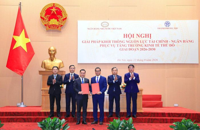 Lãnh đạo Ngân hàng Nhà nước Việt Nam và UBND thành phố Hà Nội chứng kiến Lễ ký thỏa thuận hợp tác giữa các tổ chức tín dụng và các doanh nghiệp phục vụ trực tiếp cho các chương trình, dự án lớn, quan trọng của Thủ đô. Ảnh: Hồng Thái