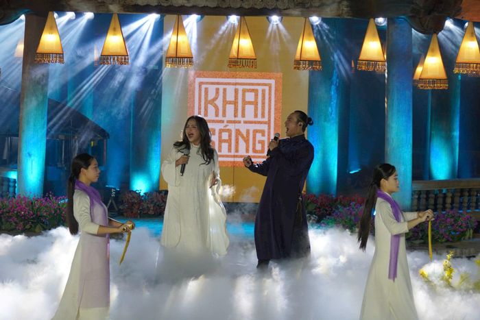 Nghệ sĩ nhân dân Thanh Lam và ca sĩ Phạm Anh Khoa trong tiết mục "Tự nguyện" ở phần Khai Sáng. Ảnh: Hoàng Lân