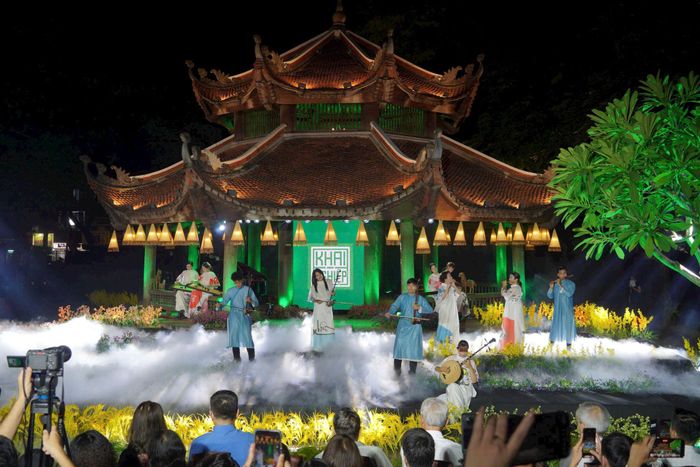 Chương trình được xây dựng xoay quanh năm giá trị: Khai Tâm - Mở lòng nhân ái; Khai Trí - Mở mang tri thức; Khai Chí - Xây dựng lý tưởng; Khai Nghiệp - Cống hiến bằng nghề nghiệp; Khai Sáng - Lan tỏa giá trị cho cộng đồng. Ảnh: Hoàng Lân