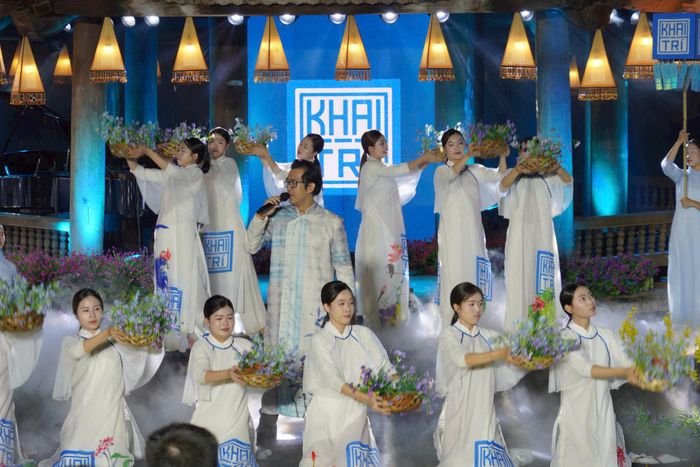 Tiết mục trình diễn trong phần Khai Trí. Ảnh: Hoàng Lân