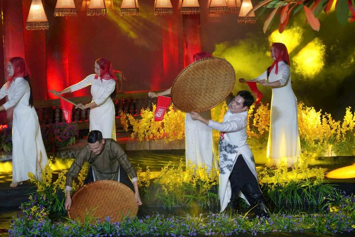 Đan xen các tiết mục ca hát là múa đương đại. Ảnh: Hoàng Lân