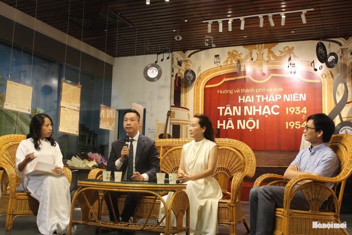 Các diễn giả trao đổi tại tọa đàm. Ảnh: Vi Giáng