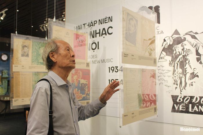 Công chúng tìm hiểu các tư liệu, hình ảnh tại triển lãm. Ảnh: Vi Giáng