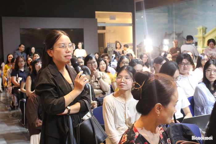 Đông đảo khán giả tham gia giao lưu tại chương trình tọa đàm. Ảnh: Vi Giáng