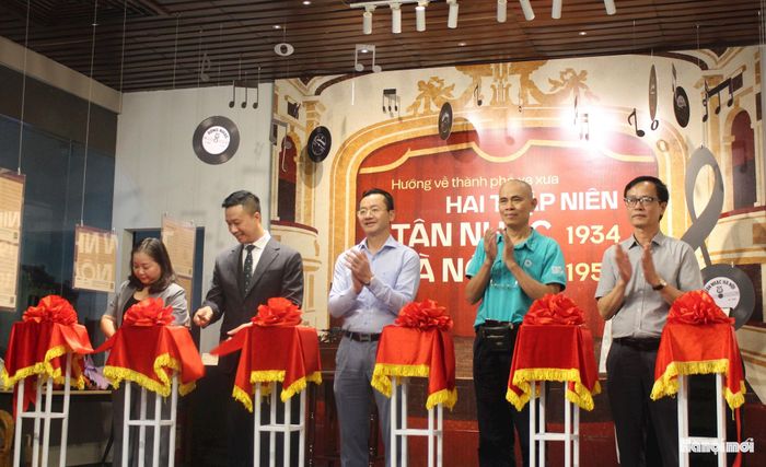 Các đại biểu cắt băng khai mạc triển lãm. Ảnh: Vi Giáng