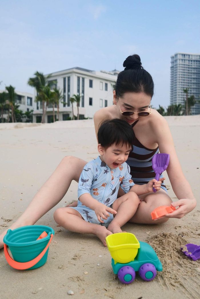 Mới đây, MC Mai Ngọc chia sẻ loạt khoảnh khắc bé Panda 16 tháng tuổi lần đầu được đi biển. Theo nữ MC, quý tử tỏ ra hồi hộp xen lẫn thích thú khi nghịch cát, nô đùa với sóng biển.