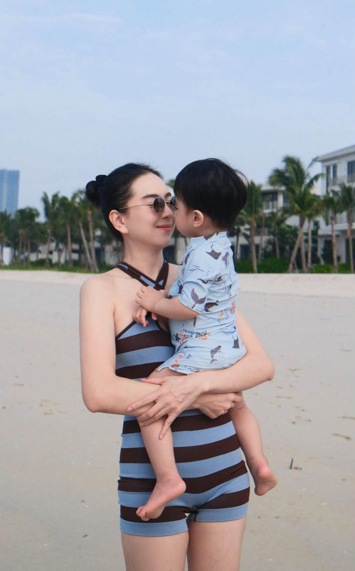 "Lần đầu cháu ra biển, có chút hồi hộp, thích thú... bao điều lạ lẫm, cát ở đâu mà nhiều, nước ở đâu mà mênh mông, ồn ào thế", Mai Ngọc chia sẻ.