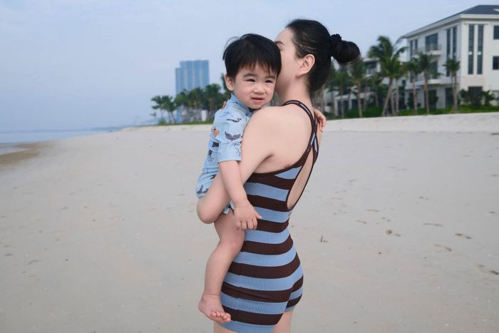 Mai Ngọc kết hôn với doanh nhân Quốc Thắng - thiếu gia một gia đình giàu có nổi tiếng ở Bắc Ninh (Bắc Giang cũ) - cuối năm 2024 và có con trai đầu lòng tháng 4/2025. Từ khi có bầu, cô gác lại công việc biên tập viên ở VTV để dành toàn bộ thời gian chăm sóc tổ ấm.