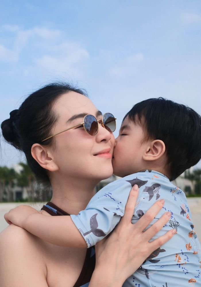Ghi lại từng khoảnh khắc của con trai đầu lòng, Mai Ngọc giãi bày: "Thế là lần đầu đi biển cũng khá thành công, để đây để mai sau lớn, lỡ có lúc mẹ quên hay tình mẹ con giận hờn nhau, thì Facebook sẽ nhắc lại buổi đầu em bỡ ngỡ, đáng yêu thế nào".