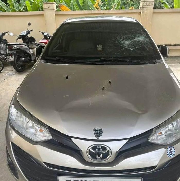 Chiếc xe ô tô con bị đập phá, hư hỏng nặng. Ảnh: CAHN