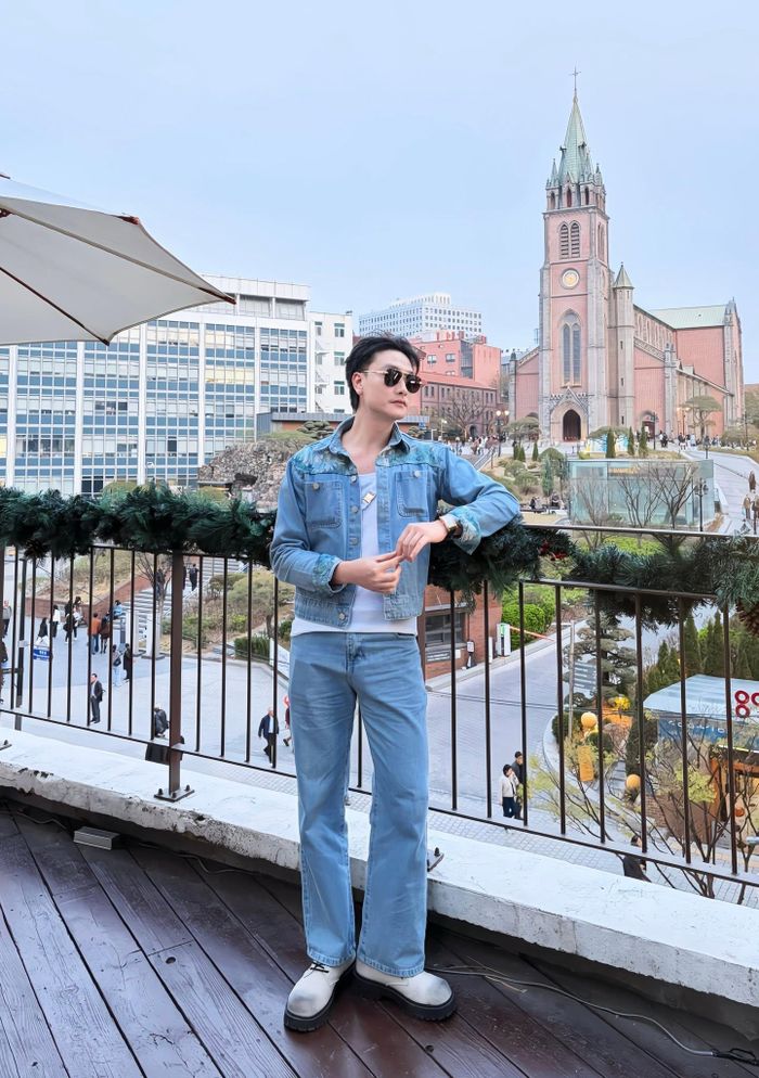 Cho đến khi góp mặt trong "Lối về miền hoa", nam diễn viên 9X đã có cơ hội thay đổi hình ảnh. Nhưng rồi, đến với vai Khải trong "Gia đình mình vui bất thình lình", Trọng Lân lại về với hình ảnh trai hư.