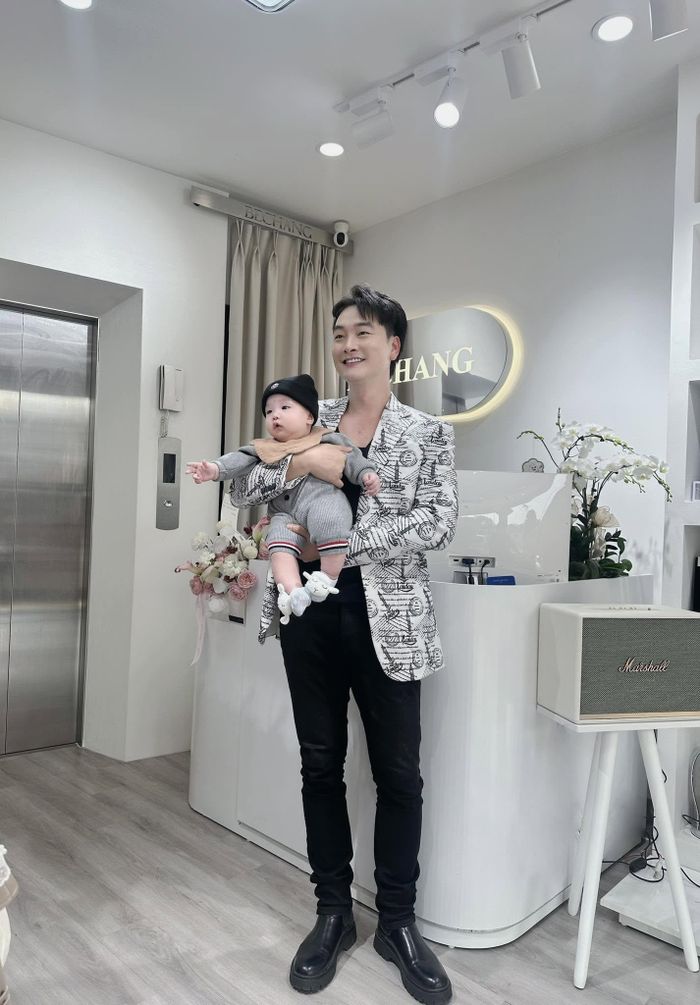 Tháng 8/2025, diễn viên Trọng Lân đã hạnh phúc thông báo con trai đầu lòng đã ra đời. Vừa qua, nam diễn viên chia sẻ hình ảnh cùng con trai kháu khỉnh, đáng yêu.