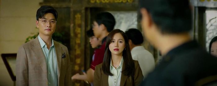 Khán giả bất ngờ với vai Tùng của Trọng Lân trong "Mùa hè năm ấy". Khác hẳn các vai diễn công tử ăn chơi, hư hỏng, lần này, nam diễn viên hoàn toàn "lột xác" với vẻ ngoài chững chạc, thành công. Chia sẻ trên Thời báo VTV, nam diễn viên tiết lộ đã đeo thêm một chiếc kính – đó là cách trực tiếp giúp tôi giảm bớt sự sắc sắc trong ánh mắt trên màn ảnh. Bên cạnh đó, đội tóc giả dài hơn để thay đổi diện mạo.