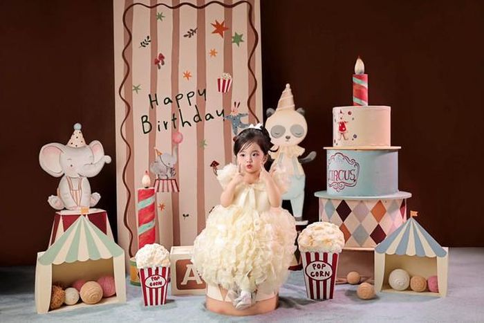 Khánh Thi từng gọi Lisa là “học viên nhỏ tuổi” khi chia sẻ hình ảnh con gái tham gia buổi kiểm tra cuối tháng của lớp ballet. Hình ảnh cô bé nhỏ nhắn trong trang phục tập luyện, chăm chú làm theo động tác của cô giáo khiến người hâm mộ thích thú.