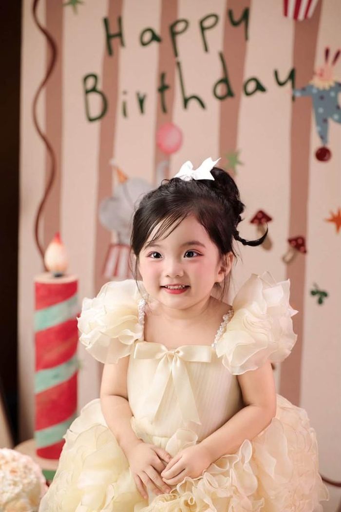 Là một gia đình gắn bó với khiêu vũ, chuyện Lisa làm quen với ballet cũng là điều khá tự nhiên. Mẹ là Khánh Thi – người có nhiều năm gắn bó với dancesport; bố Phan Hiển là kiện tướng dancesport và cũng là bạn nhảy ăn ý của vợ. Anh chị của Lisa là Kubi và Anna cũng được bố mẹ cho tiếp xúc với dancesport từ nhỏ. Vì thế, cô bé út dường như đang tiếp nối truyền thống nghệ thuật của gia đình theo một cách rất riêng.