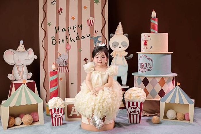 Khánh Thi từng chia sẻ rằng điều cô mong mỏi dành cho con gái không quá lớn lao. Nữ nghệ sĩ chỉ mong Lisa có một cuộc đời bình an, khỏe mạnh, vui vẻ và luôn nhận được tình yêu thương.