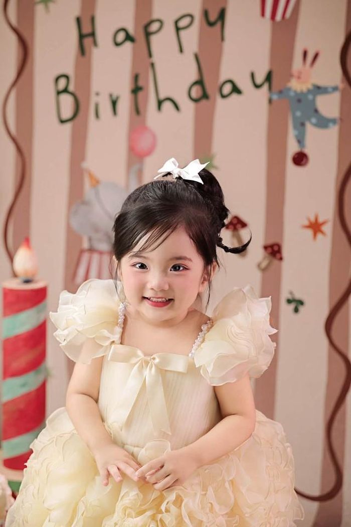 Sinh tháng 9/2023, Lisa giờ bước sang tuổi lên 3 vào ngày 9/9/2026. Nhân dịp con gái út đón sinh nhật, Khánh Thi gọi con bằng cái tên trìu mến “em bé bánh bao”. 