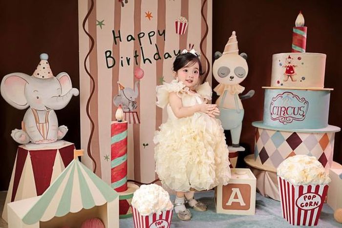 Không chỉ được bố mẹ chăm sóc, Lisa còn sớm được tiếp xúc với nghệ thuật. Khi gần 3 tuổi, cô bé đã tham gia lớp học ballet và gây chú ý qua những hình ảnh tập luyện được Khánh Thi chia sẻ.