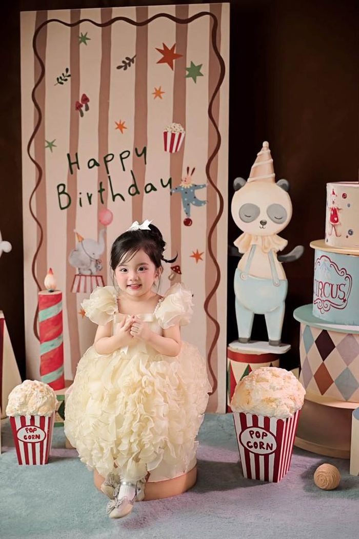Ở độ tuổi còn rất nhỏ, Lisa chưa có sự tập trung và kỹ thuật như những vũ công thực thụ. Tuy nhiên, việc cô bé hào hứng bước vào lớp học, thực hiện những động tác theo hướng dẫn của giáo viên đã khiến nhiều người thích thú.