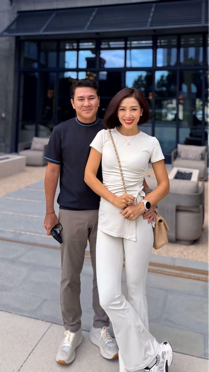 Người đẹp cho biết trong hành trình giảm cân luôn có ông xã đồng hành, động viên. Doanh nhân Nguyễn Hoài Nam là "đôi bạn cùng tiến" với vợ trong việc chăm sóc sức khỏe. Hai vợ chồng cô bên cạnh việc chú trọng ăn uống đúng cách còn thường xuyên cùng nhau đi chạy bộ, tập thể dục thể thao... Nhờ vậy, ở tuổi U50, sức khỏe tinh thần của Thu Hương luôn được đảm bảo.