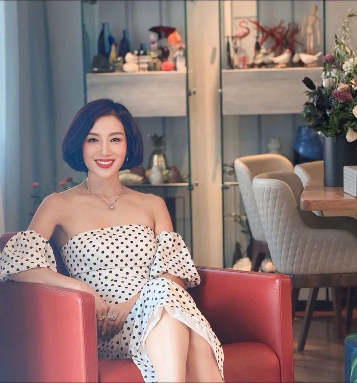 Hoa khôi Thu Hương sinh năm 1979 tại Hà Nội, năm 1995, cô ghi dấu ấn khi đăng quang danh hiệu Hoa khôi Thể thao. Năm 2011, cô dự thi Hoa hậu Quý bà thế giới diễn ra ở Mỹ và đoạt giải Á hậu. Sau đó, Thu Hương tham gia mẫu ảnh rồi bén duyên với điện ảnh, truyền hình. Ngoài đóng phim, cô còn thử sức ở vai trò MC và nhanh chóng được yêu mến nhờ giọng nói truyền cảm, phong thái chuyên nghiệp.