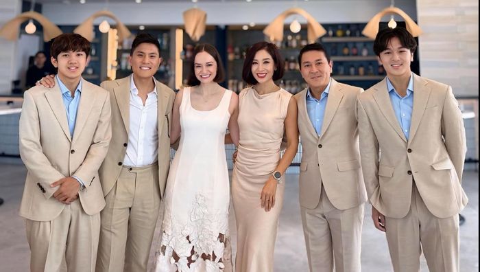 Bên cạnh đó, gia đình cô mới đón thành viên mới khi con trai riêng của chồng cô mới đính hôn. "Tôi coi Nam Thanh như một người con lớn của gia đình và Tom Ben rất ngưỡng mộ, yêu quý anh. Tôi thấy gia đình mình thật may mắn vì thật sự hạnh phúc khi tất cả đều yêu thương gắn bó với nhau", cô chia sẻ.