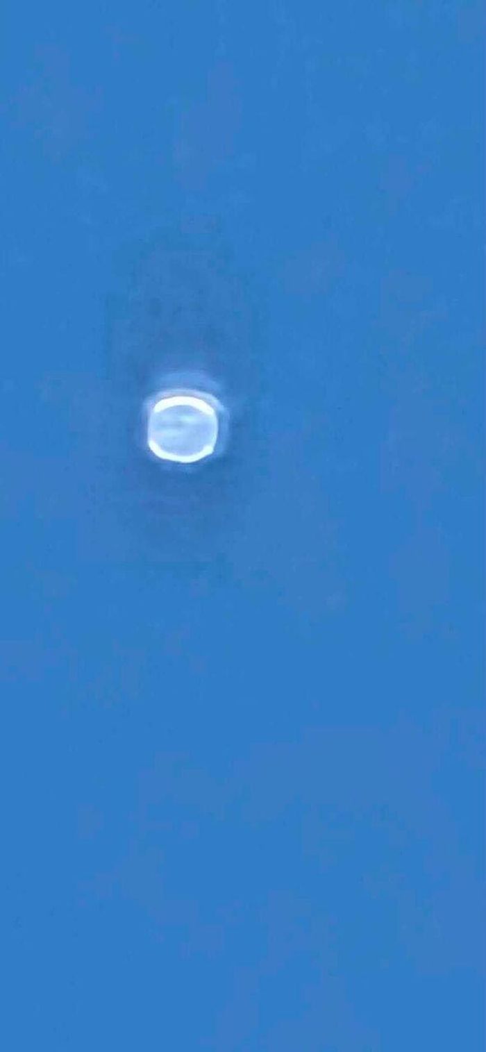 Vật thể bay không xác định (UFO) đã thu hút sự chú ý của những người xung quanh (Ảnh: John Smith/Facebook)