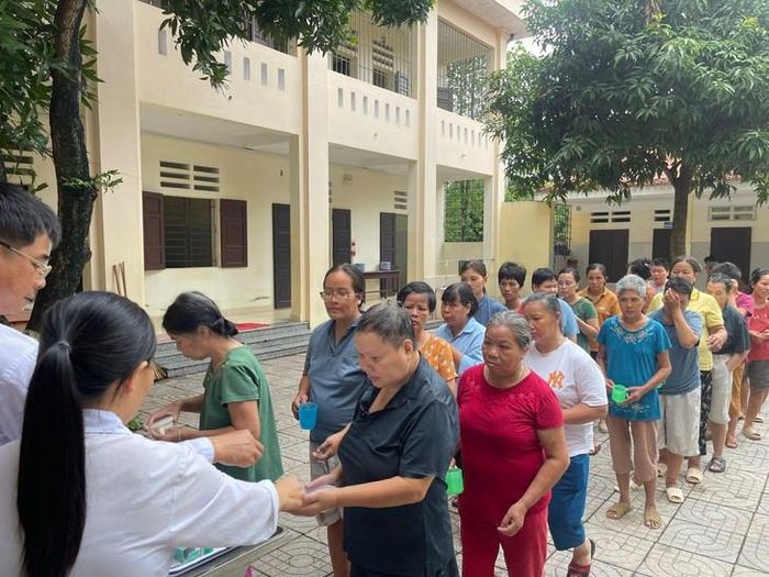 Cán bộ nhân viên Trung tâm Điều dưỡng - Phục hồi chức năng tâm thần Việt Trì phát thuốc cho bệnh nhân.