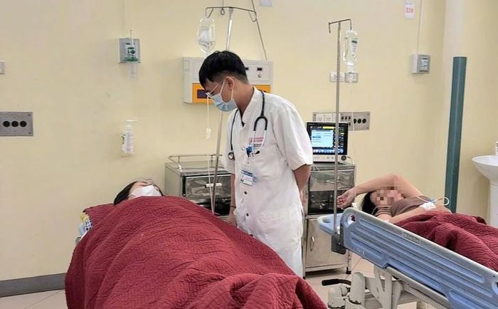 Bệnh nhân liên quan đến vụ nghi ngờ ngộ độc thực phẩm được thăm khám, điều trị tại Bệnh viện Trung ương Huế cơ sở 2. Ảnh: T.X.