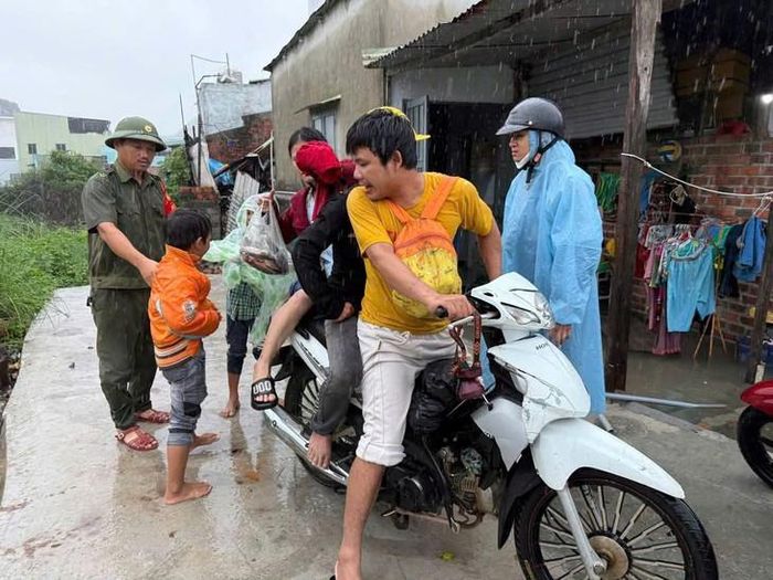 Hỗ trợ các hộ tại Đông Hải 1, phường Ngũ Hành Sơn di dời khỏi khu vực nhà trọ. Ảnh: Sơn Hành