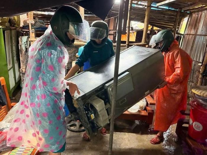 Lực lượng chức năng xã Hoà Vang hỗ trợ người dân di dời tài sản. Ảnh: Sơn Quảng