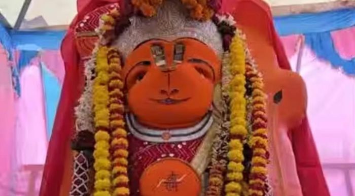 Tượng Thần Hanuman trong mái che dựng tạm. Ảnh: Times of India.