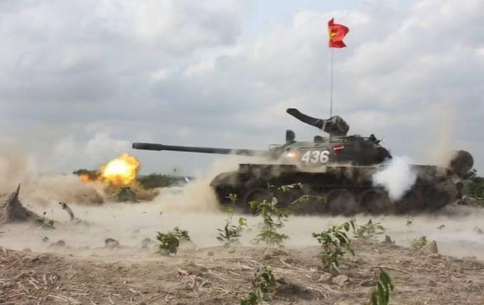 Khu vực nóc xe cũng cho thấy sự khác biệt. Xe tăng T-55 được bổ sung hệ thống phòng vệ phòng xạ, sinh học và hóa học, đồng thời có những thay đổi về thiết bị phục vụ kíp xe.