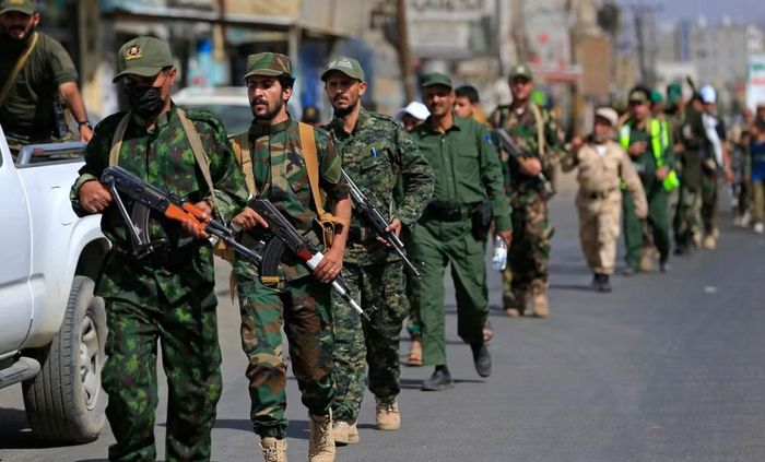 Phong trào lấy tên theo gia tộc Houthi, trong đó Hussein al-Houthi là nhân vật có ảnh hưởng lớn trong giai đoạn đầu.