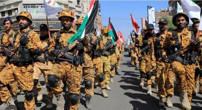 Đến đầu năm 2015, Tổng thống Abd-Rabbu Mansour Hadi phải rời Yemen. Saudi Arabia sau đó thành lập liên minh quân sự can thiệp vào Yemen nhằm đẩy Houthi khỏi những khu vực lực lượng này kiểm soát.