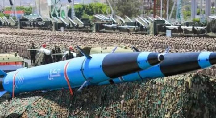 Tuy nhiên, giới chuyên gia không hoàn toàn đồng nhất khi gọi Houthi là “lực lượng ủy nhiệm” của Iran. Một số đánh giá cho rằng Houthi có quan hệ đối tác chiến lược với Tehran nhưng vẫn duy trì mức độ tự chủ đáng kể và có những lợi ích riêng tại Yemen.