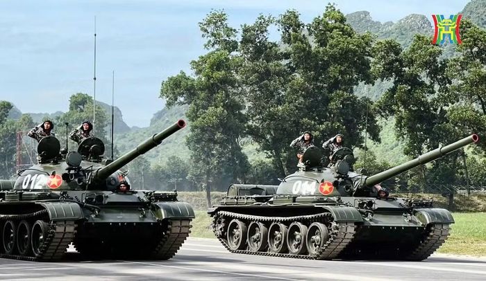 Tuy nhiên, việc 2 dòng xe cùng xuất hiện trong một đội hình cũng cho thấy quá trình phát triển trang bị của lực lượng Tăng thiết giáp Việt Nam diễn ra theo từng bước, với nhiều thế hệ phương tiện cùng tồn tại.