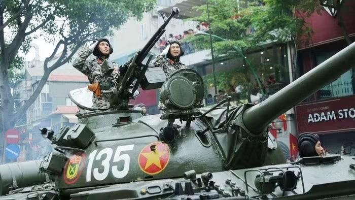 Xe tăng T-62 được Liên Xô phát triển trên cơ sở kinh nghiệm từ T-54, nhưng có những thay đổi quan trọng về hỏa lực.